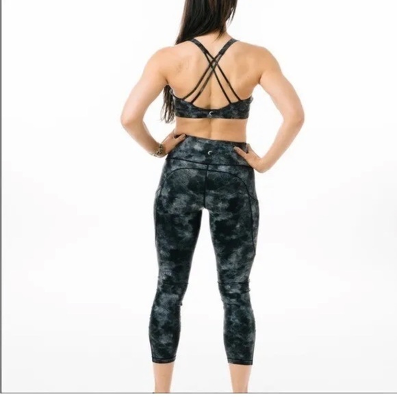 ZYIA 2 Piece Set Active Gray Stonewashed 7/8 Tight Leggings and Sports Bra - Picture 3 of 15